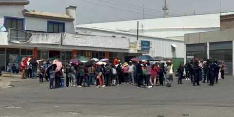 Concesionarios de la ruta 100 exigen volver a circular; cerraron la autopista México-Puebla