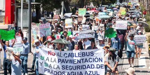 “Parques sí, cables no”: jóvenes marchan en Puebla contra el proyecto del Cablebús