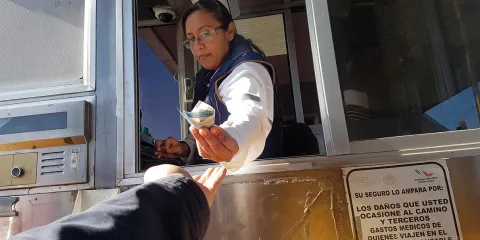 Sin tarjetas ni internet, el pago electrónico en casetas y gasolinerías tardará 