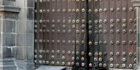 Inician restauración del portón norte de la Catedral de Puebla tras incendio