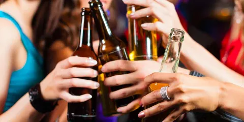 Aumenta consumo de drogas y alcohol entre mujeres en Puebla; ya iguala al de los hombres