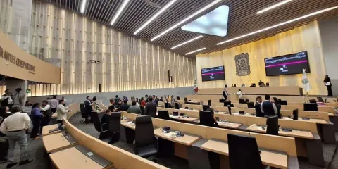 Desaseo legislativo, se quedaron mil 200 iniciativas en la congeladora