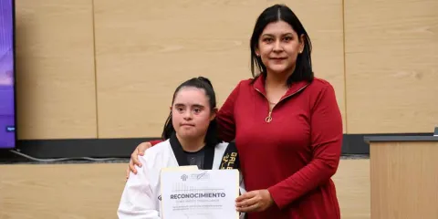 Entrega Ana Tepole reconocimiento a la primera cinta negra en taekwondo con síndrome de down 