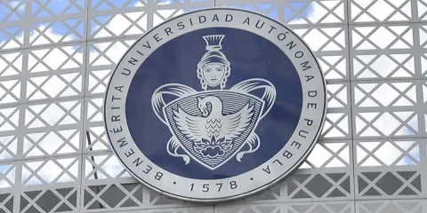 Estudiante denuncia hostigamiento en la BUAP; separan del cargo al señalado