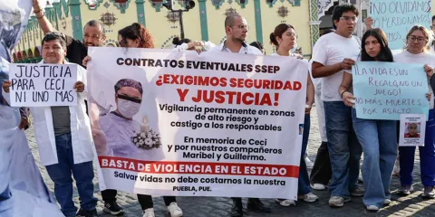 Piden justicia frente a Casa Aguayo por asesinato de enfermera de Tecamachalco