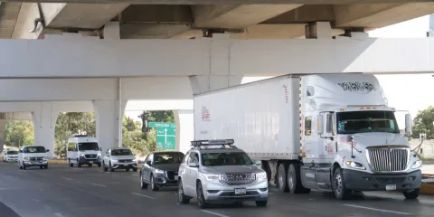 Criminales colocan retenes con patrullas falsas y se hacen pasar por personal de Capufe para asaltar y matar