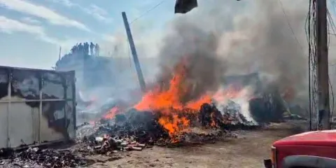 En cenizas quedó material reciclable almacenado en Texmelucan