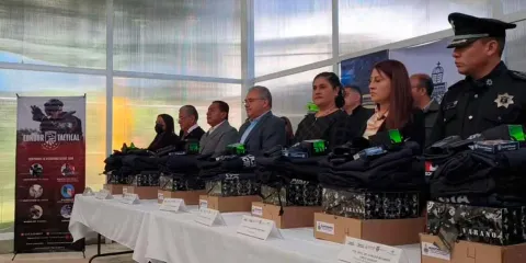 Policías de Huauchinango recibieron constancias de capacitación y equipo táctico