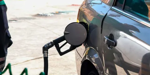Conflicto en Medio Oriente presiona precio del petróleo y podría impactar gasolina en México