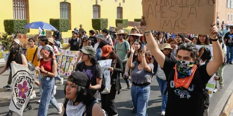 Samuel Aguilar acusa politización en protestas contra Cablebús en Puebla y llama al diálogo