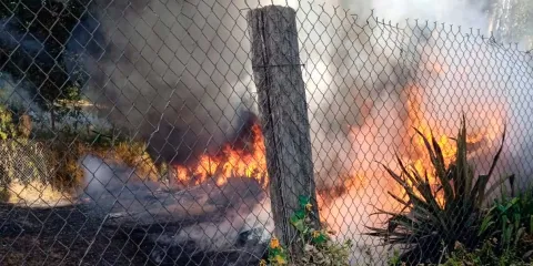 Ardieron llantas apiladas en un lote baldío de Texmelucan