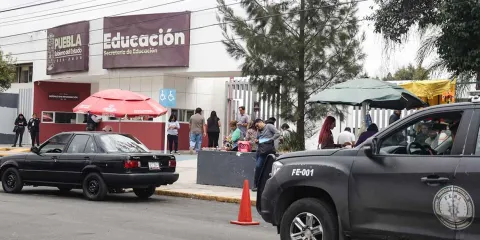 Docentes protestan en la SEP Puebla por retraso en asignación de plazas