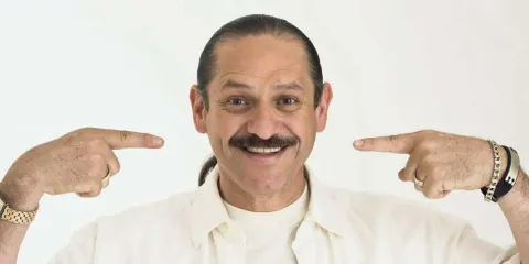 Teo González vuelve a Puebla con su show “El comediante de la cola de caballo”