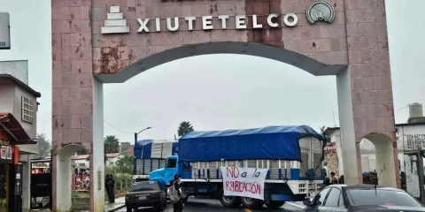 Tianguistas bloquean paso al municipio de Xiutetelco