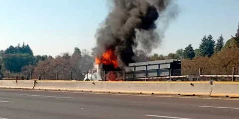 Se incendió tráiler en Tlalancaleca, sobre la autopista México-Puebla
