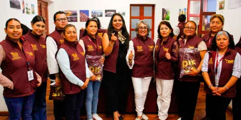 Tonantzin Fernández entrega uniformes al personal del DIF de San Pedro Cholula