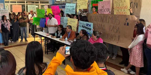Protestan docentes y estudiantes de UPN Puebla por remoción del director Javier Mauleón