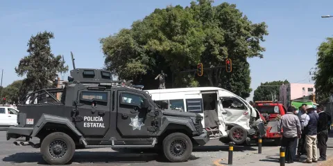 Vehículo de Fuerzas Especiales de la SSP choca con dos unidades de transporte público en Puebla
