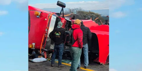 Murió chofer al volcar camión en Tlahuapan 