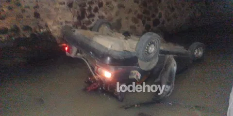 Auto se precipitó al río Atoyac en Texmelucan; ocupantes quedaron heridos