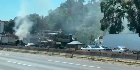 Enfrentamiento entre sindicatos provoca incendio de camión en la México-Puebla