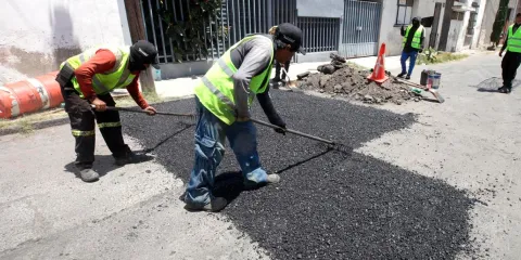 Ayuntamiento intensifica bacheo en Barrio El Refugio en Puebla capital
