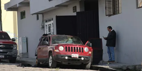 Balacera y quema de camioneta en Lomas 5 de Mayo; además realizan cateo en Colombres