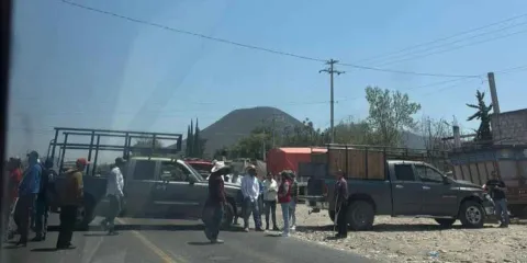 Bloqueo en Azumbilla desata caos vial y protesta ciudadana en Puebla