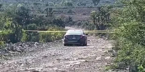 Hallan cuatro cuerpos con huellas de violencia dentro de vehículo en Puebla