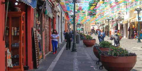Locatarios invaden la Calle de los Dulces con autos pese a ser peatonal