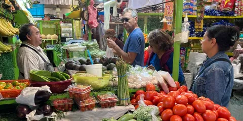 Aumentos rompen bolsillo de familias poblanas para comprar alimentos