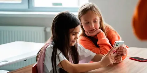 No más celulares en clases para mejorar aprendizaje y socialización