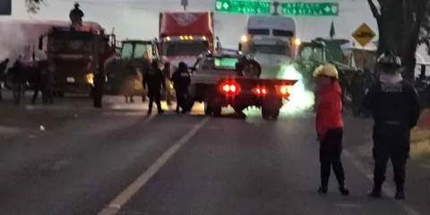 Desalojan bloqueo en la México-Veracruz: SSC de Tlaxcala usa gas lacrimógeno en Nanacamilpa