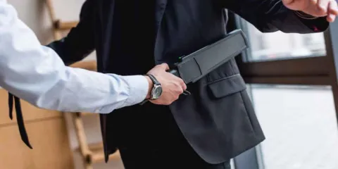 Puebla analiza instalar detectores de metales en escuelas para reforzar seguridad