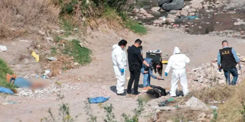 Hallan a dos hombres torturados y muertos en barranca de La Resurrección 