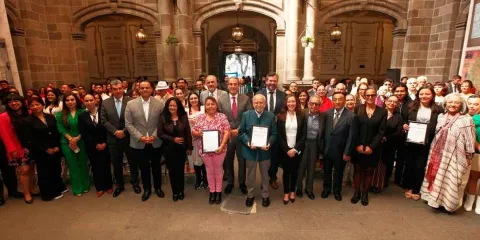 Entrega Pepe Chedraui premios al mérito ciudadano en artes, cultura y patrimonio cultural
