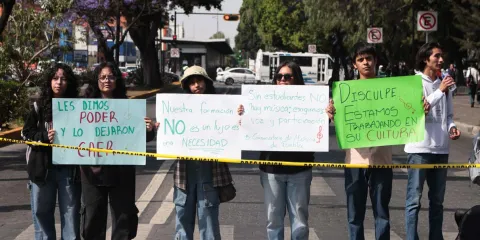 Estudiantes del Conservatorio exigen mejores condiciones, cierran calles con marcha