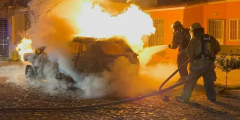 Fuego consume vehículo en Tehuacán; acuden cuerpos de emergencia
