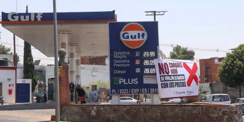 Con lonas, Profeco balconea en Puebla a gasolinerías careras 