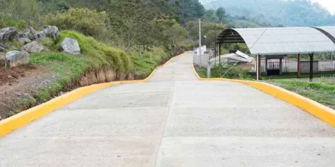 Habitantes de Cuauxinca recibieron calle pavimentada en Huauchinango 