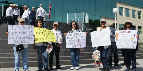 Reforma a pensiones provoca inconformidad de jubilados de la CFE en Puebla
