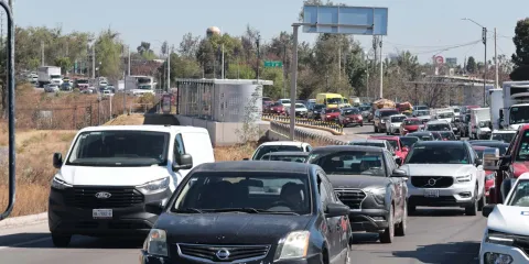Junior choca varios autos en Puebla y huye; así lo persiguieron