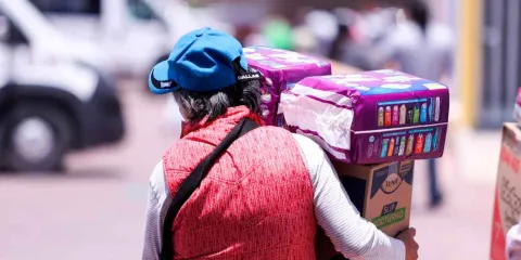 Lupita Cuautle entrega insumos médicos y de higiene con el programa “Cambiando Vidas”