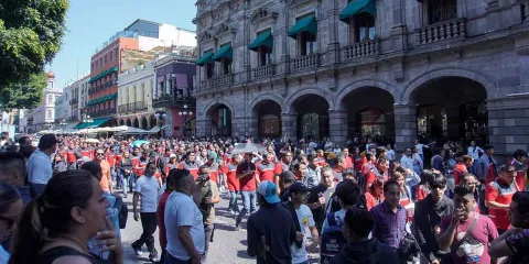 Más de 4 mil trabajadores marchan en Puebla por mejores condiciones laborales