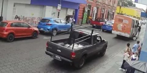 Mujer intenta subir al micro en Puebla, cae y le pasan las llantas sobre las piernas