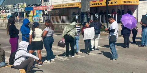 Descubren a conserje fisgón en baños de escuela; padres piden a la SEP intervenir 