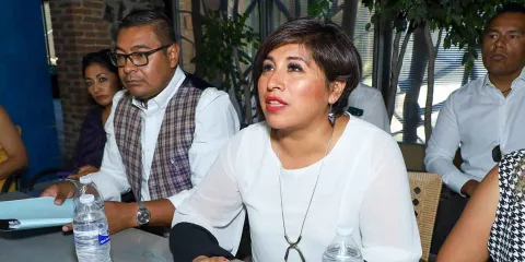 Roxana Luna acusa despojo en Puebla y detención ilegal por policías