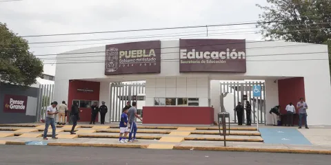 Recuperan más de 300 plazas irregulares en la SEP Puebla tras auditoría