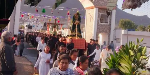 Vive la tradicional Procesión del Silencio nocturna en Atlixco