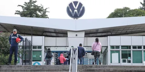 Volkswagen reduce utilidades y enciende alarma entre trabajadores